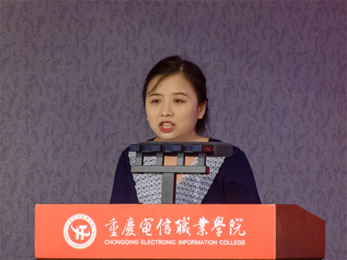 教师代表发言.jpg