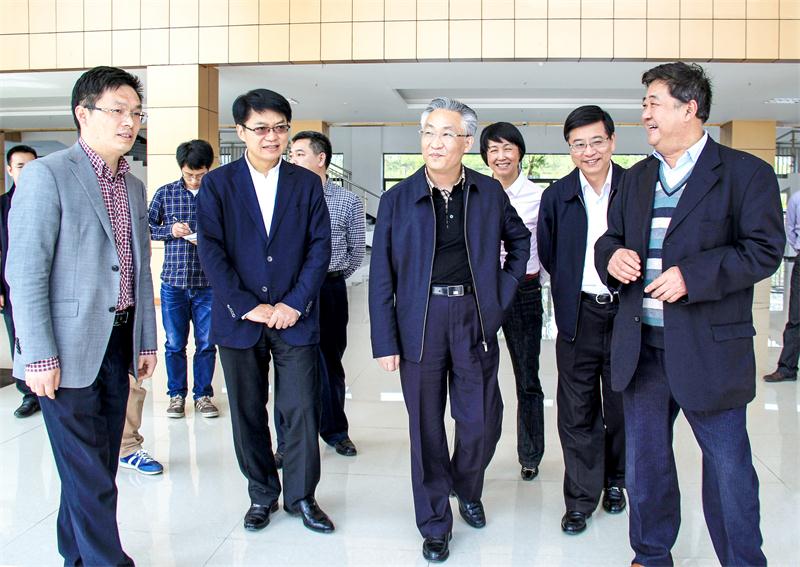 1.中央委员、重庆市委副书记、市长张国清莅临必赢官网考察调研.jpg